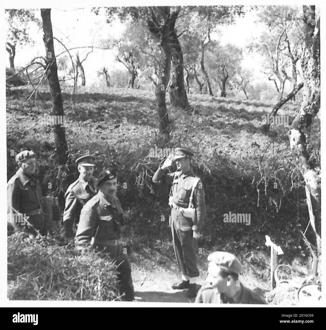 ALLIED ARMIES IN THE ITALIAN CAMPAIGN, 1943-1945 - General Władysław Anders, the CO of the 2nd Polish Corps, and Brigadier Thrith (second from the left) entering a trench leading to the British 78th Infantry Division HQ at Cervaro (near Cassino) during General's visit to the 78th Division. They are accompanied by Lieutenant Eugeniusz Lubomirski, General Anders' adjutant (first from the left) British Army, Polish Army, Polish Armed Forces in the West, Polish Corps, II, 78th Infantry Division, British Army, 8th Army, Anders, Władysław, Lubomirski, Eugeniusz, Thrith (Brigadier) Stock Photo