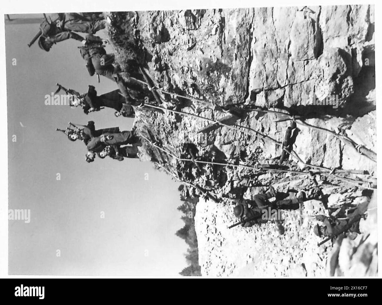 HIGHLAND DIVISION BATTLE SCHOOL - To the strains of the bagpipes, men are seen scaling the cliffs British Army Stock Photo