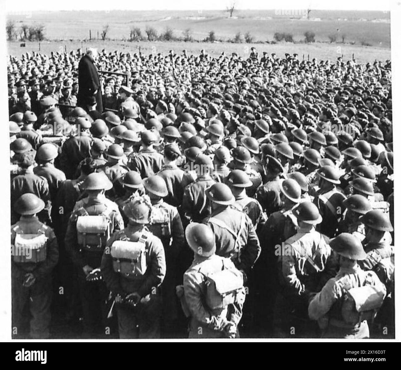 THE PRIME MINISTER IN YORKSHIRE - The Prime Minister speaking to troops on the Yorkshire Wolds British Army Stock Photo