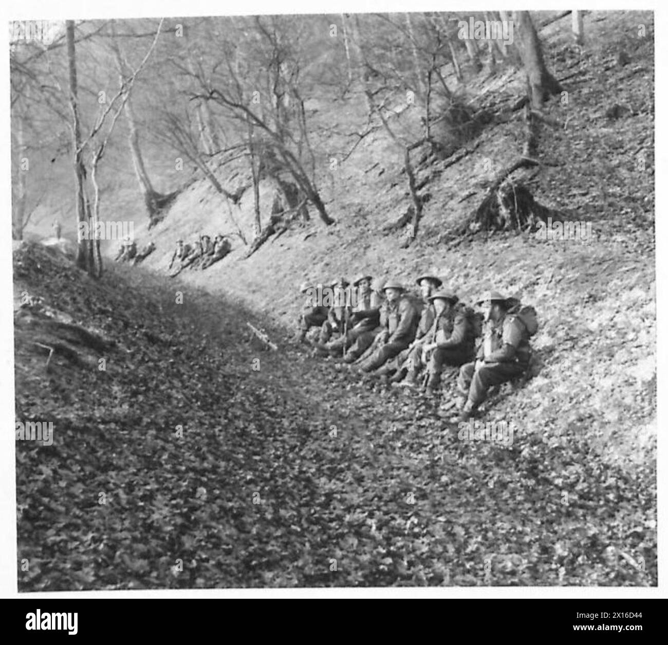 ROUNDING UP PARACHUTE TROOPS - Men of the South Wales Borderers resting by the side of one of the leaf-strewn roads leading up to the South Downs at Chantonbury Hill, Sussex 4th Corps area British Army Stock Photo