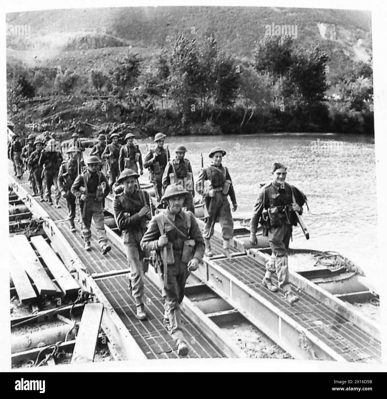 CROSSING OF THE RIVER VOLTURNO - Guards crossing a bridge over the River Volturno built by American engineers British Army Stock Photo