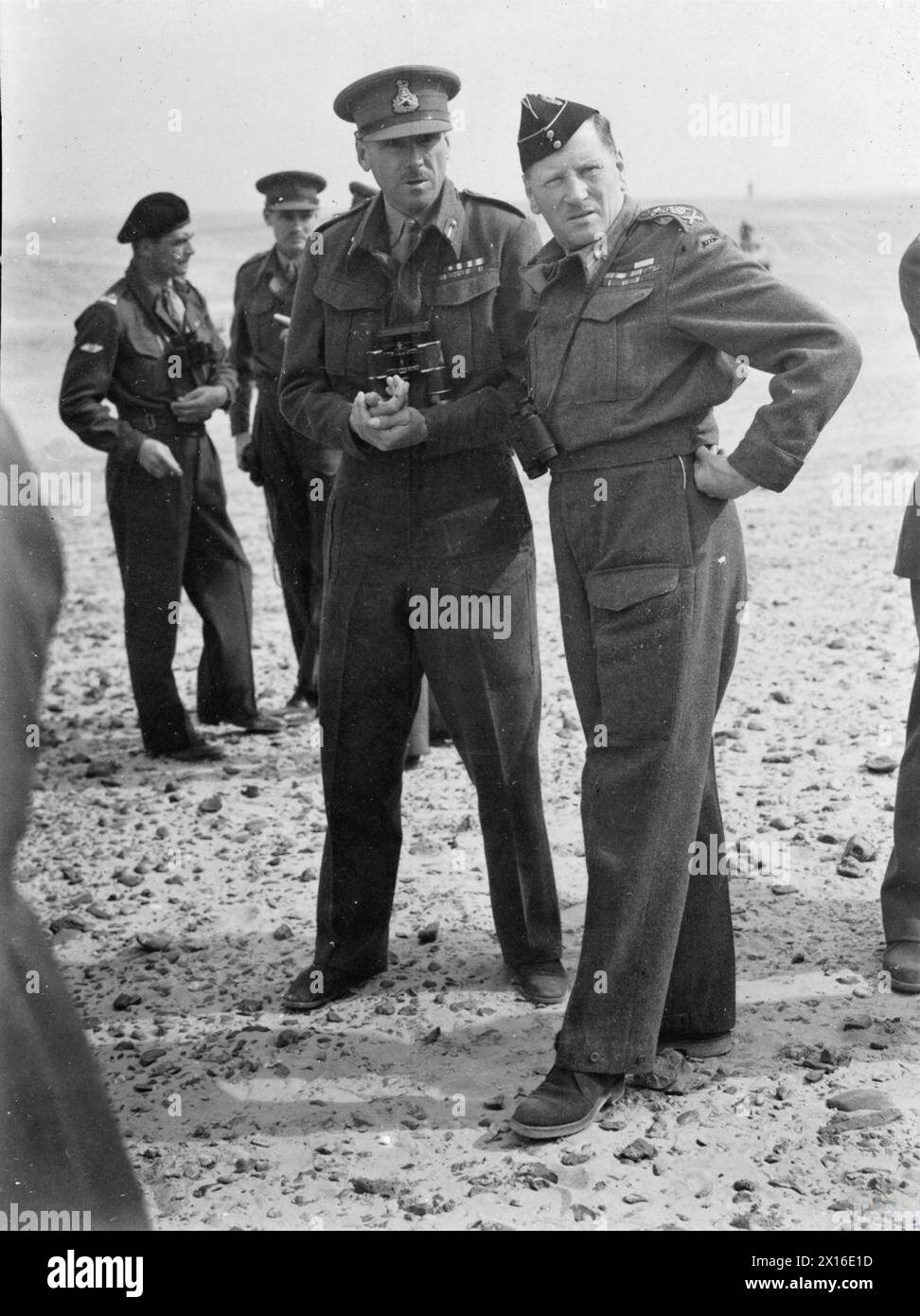 BRITISH GENERALS 1939-1945 - Major General John 'Jock' Campbell VC (1894 - 1942): Campbell and General Sir Claude Auchinleck, Commander in Chief, Middle East, in the Western Desert Campbell, John Charles 'Jock', Auchinleck, Claude John Eyre Stock Photo