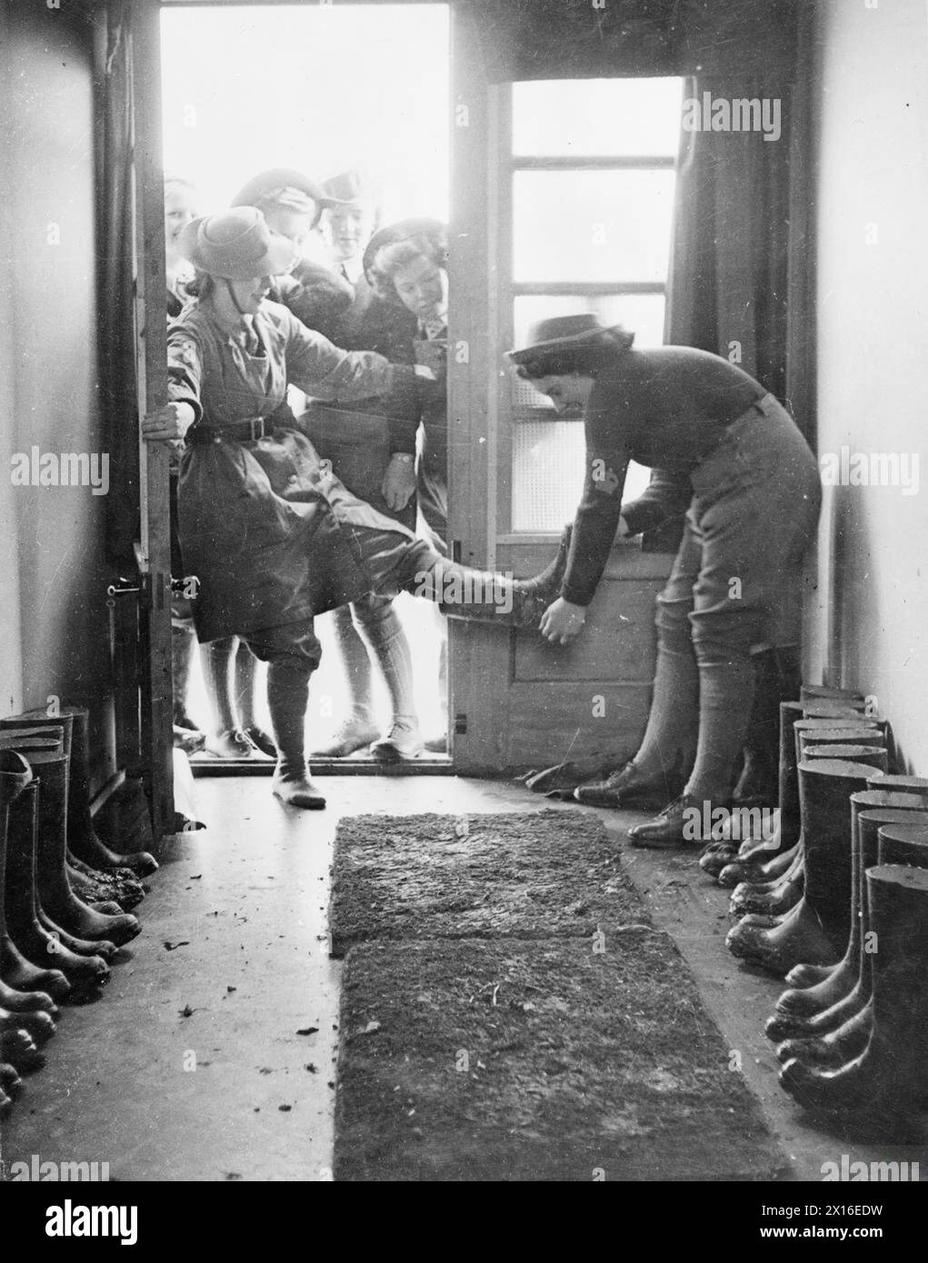 World war ii women land army hi-res stock photography and images - Alamy