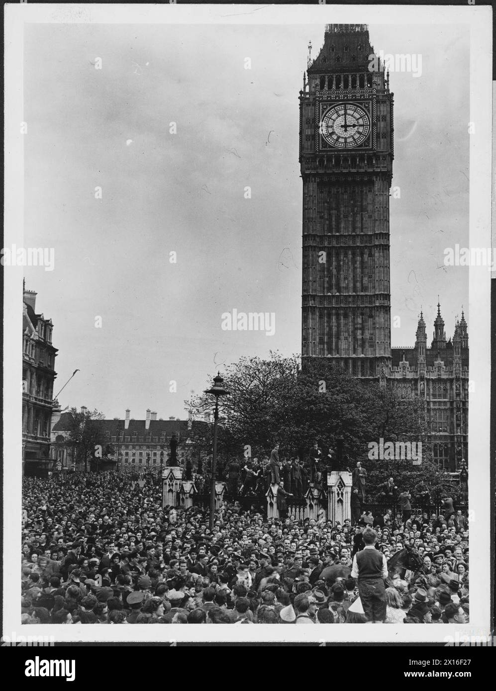 VE DAY SCENES IN LONDON, MAY 1945 - Photo shows - Big Ben at 3p.m., the hour when the Prime Minister made his Peace statement from No. 10 Downing Street on VE Day Stock Photo