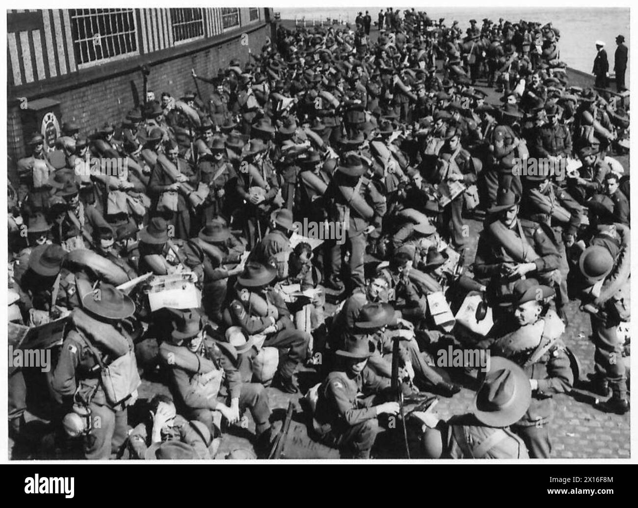 2ND AUSTRALIAN IMPERIAL FORCE - Australian troops on the quayside after disembarking at Gourock British Army Stock Photo