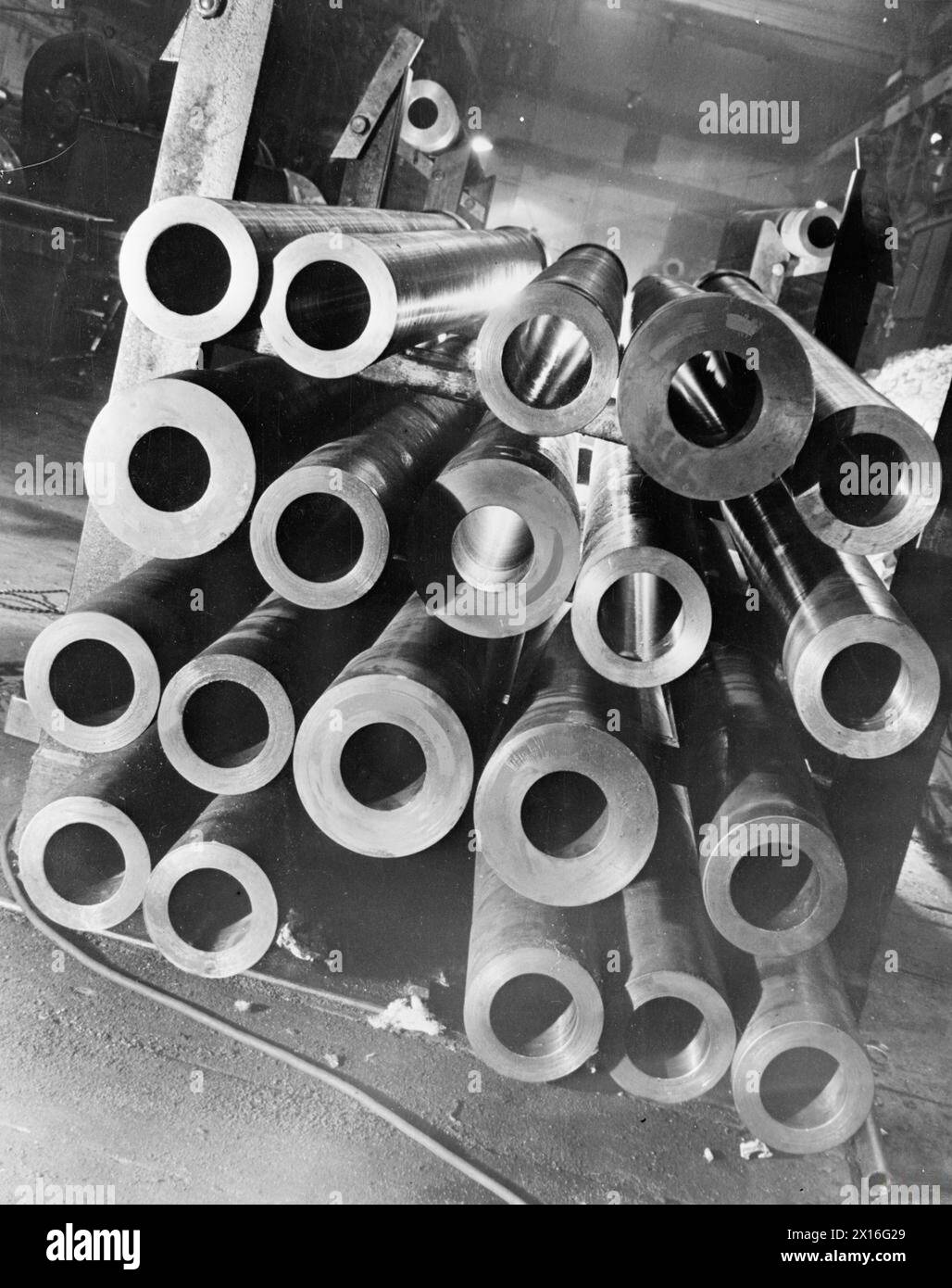 BIRTH OF A GUN: THE PRODUCTION OF A 25 POUNDER FIELD GUN, 1942 - A pile of 25 pounder field gun barrels await rifling and further work at this factory, somewhere in Britain Stock Photo