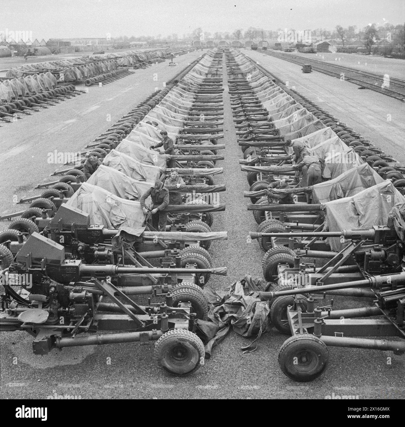 PREPARATIONS FOR OPERATION OVERLORD (THE NORMANDY LANDINGS): D-DAY 6 JUNE 1944 - 40mm Bofors light anti-aircraft guns lined up at an ordnance depot at Bicester, Oxfordshire, April 1944 Stock Photo