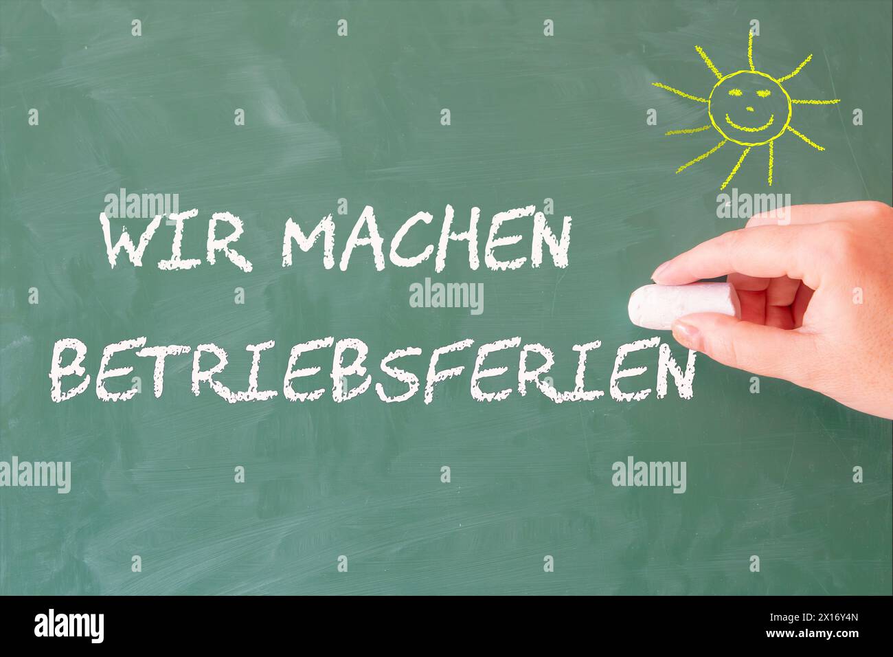 Symbolbild Betriebsferien Auf einer Schultafel steht das Wort WIR
