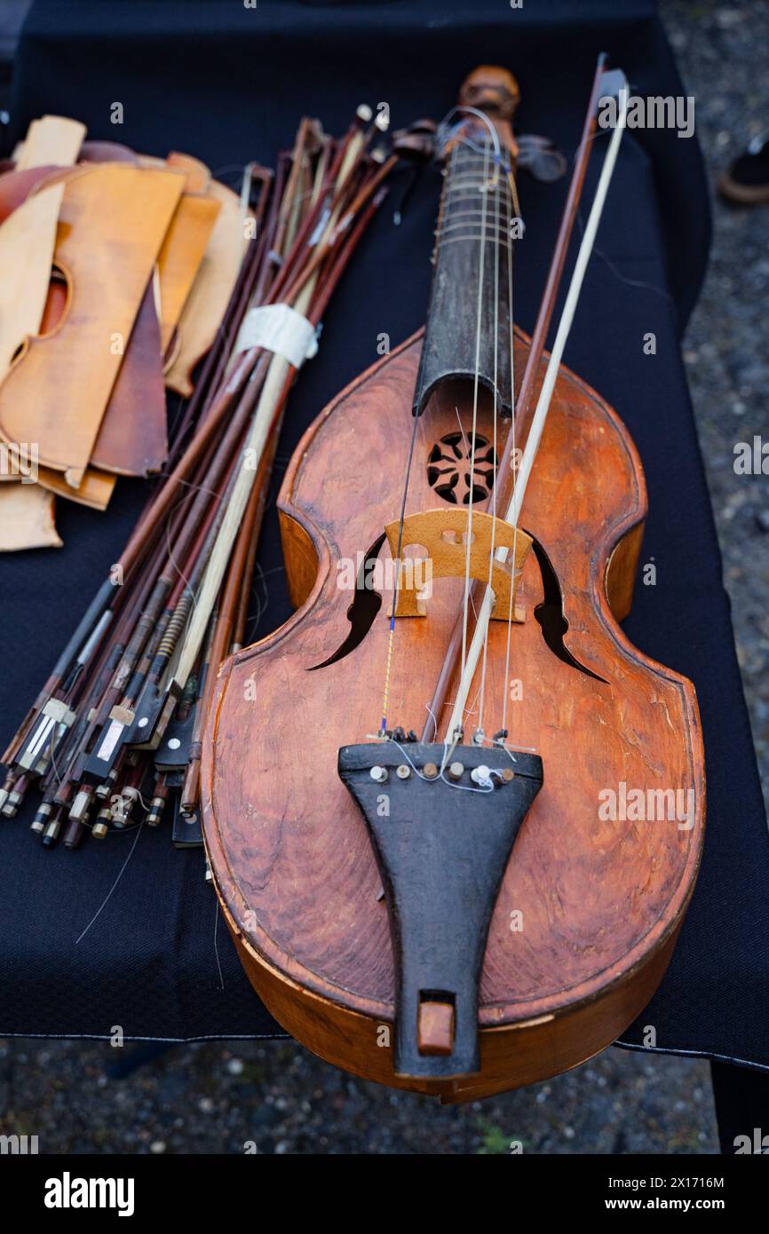 Eine alte Violine zum Kauf Stock Photo