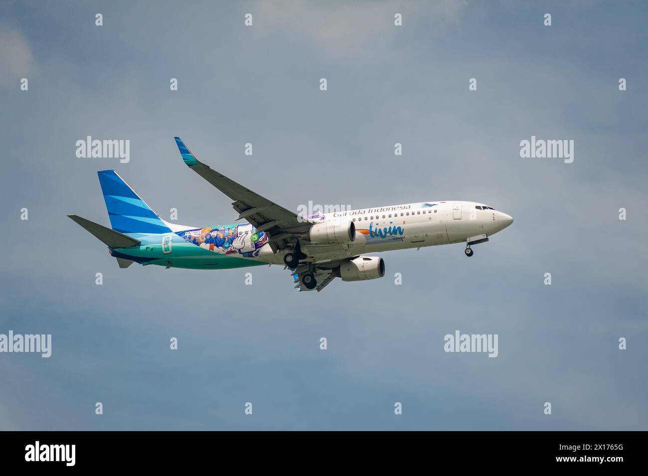 15.07.2023, Singapore, Republic of Singapore, Asia - A Garuda Indonesia Boeing 737-800 passenger jet approaches Changi Airport for landing. Stock Photo