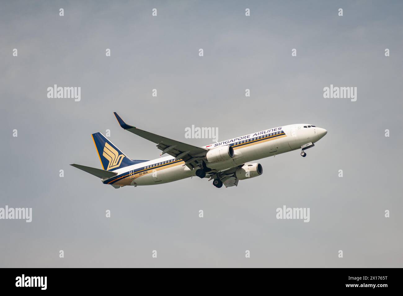15.07.2023, Singapore, Republic of Singapore, Asia - A Singapore Airlines (SIA) Boeing 737-800 passenger jet approaches Changi Airport for landing. Stock Photo