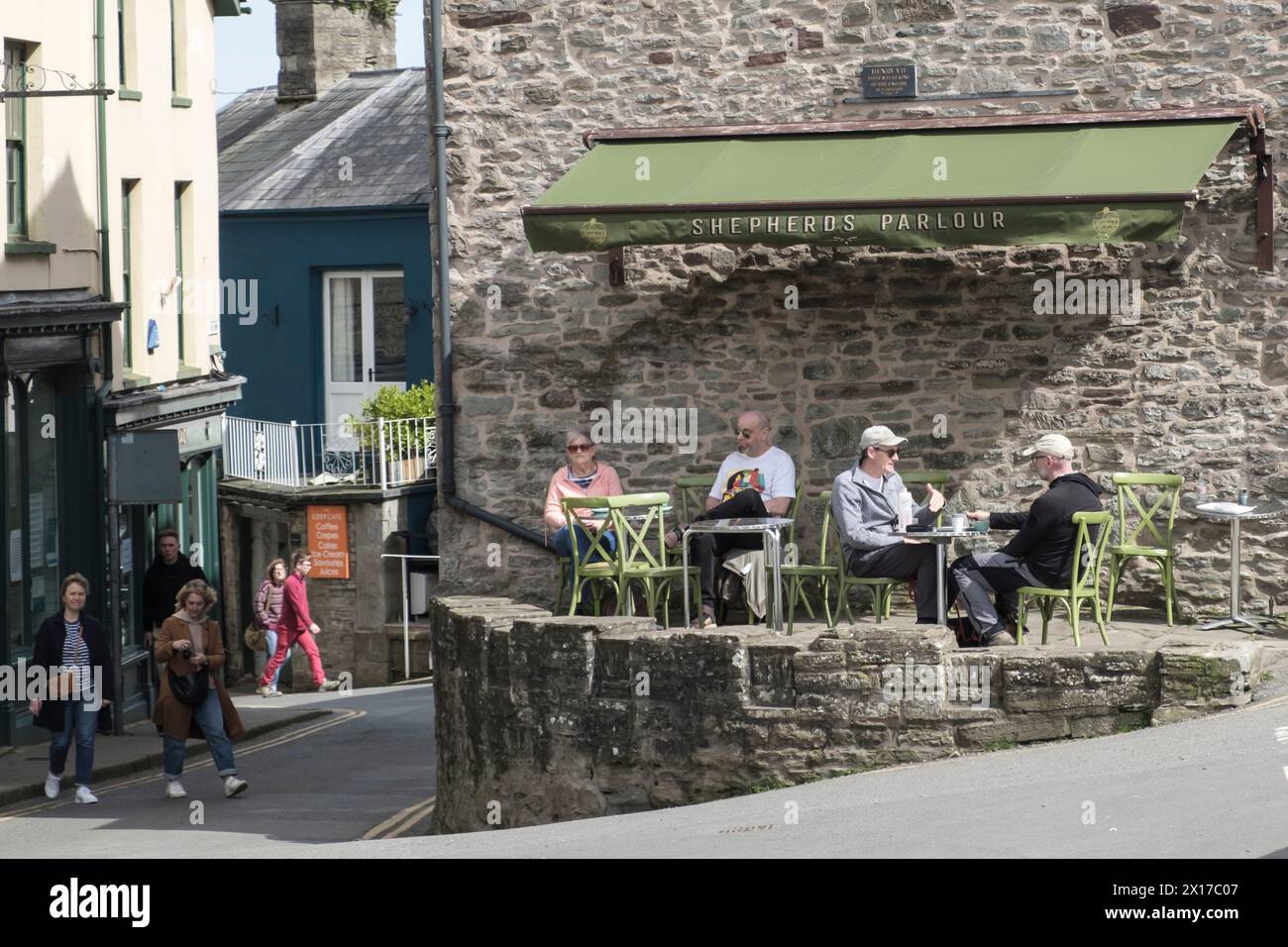 Hay-on-Wye a town of books in Powys Wales UK Al Fresco dining at the Sheperds Parlour Cafe Stock Photo