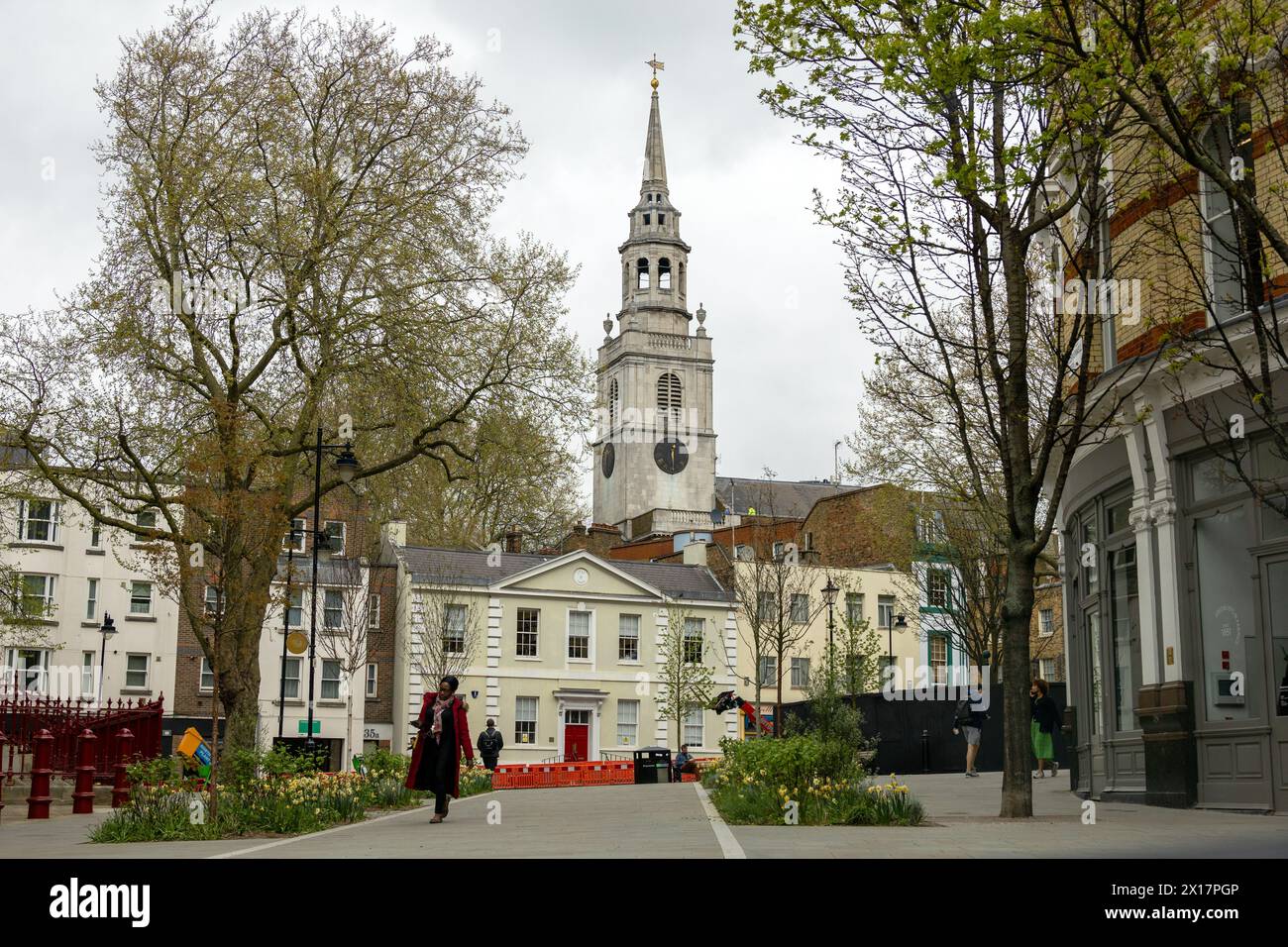 St James’s Church, Clerkenwell, with its historic Georgian architecture, stands amidst London's vibrant cityscape Stock Photo