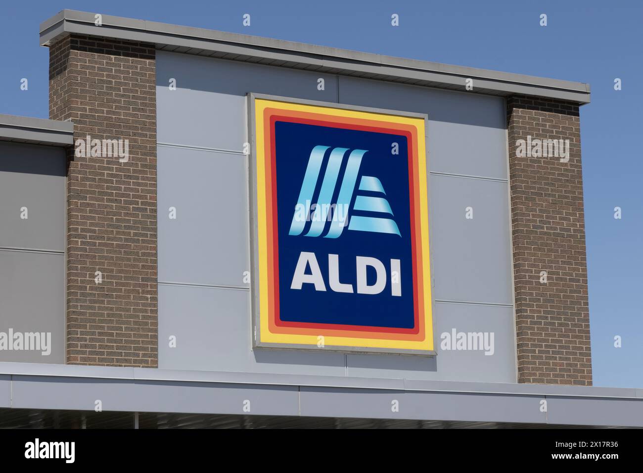 Greenwood - April 13, 2024: Aldi Discount Supermarket. Aldi sells a range of grocery items, including produce, meat and dairy at discount prices. Stock Photo