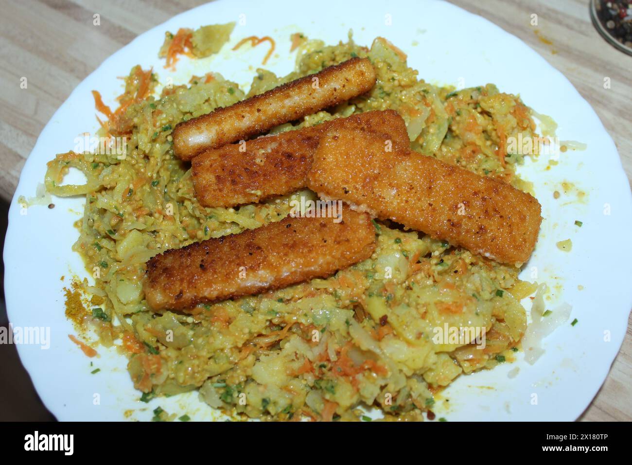 Mittagesse, Kartoffeln, Gemüse und Fischstäbchen Stock Photo