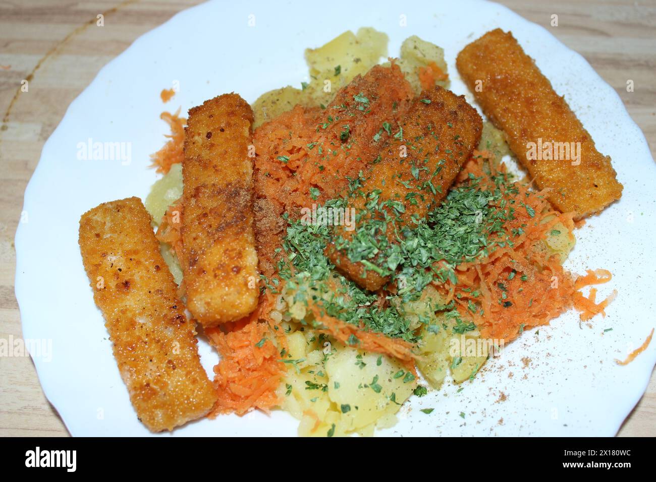 Mittagesse, Kartoffeln, Gemüse und Fischstäbchen Stock Photo