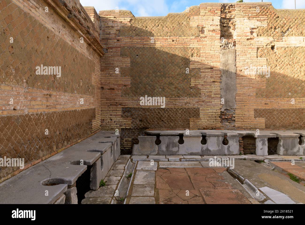 Ancient rome public toilet hi-res stock photography and images - Alamy