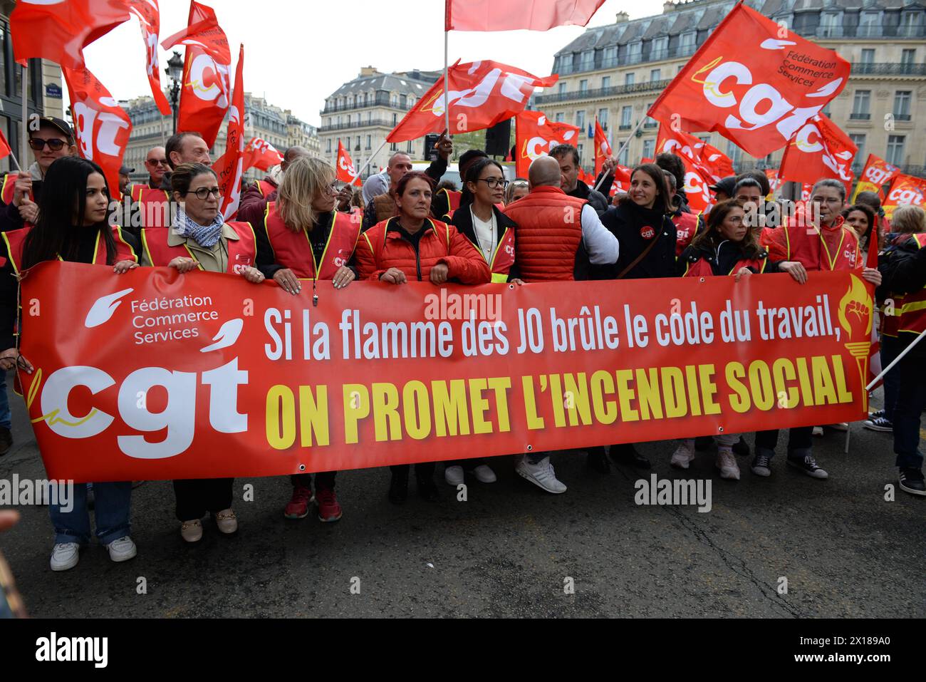 Les salariés du commerce défilent à Paris et promettent au ministre Guérini un incendie social s'ils n'obtiennent pas satisfaction lors des JO Stock Photo
