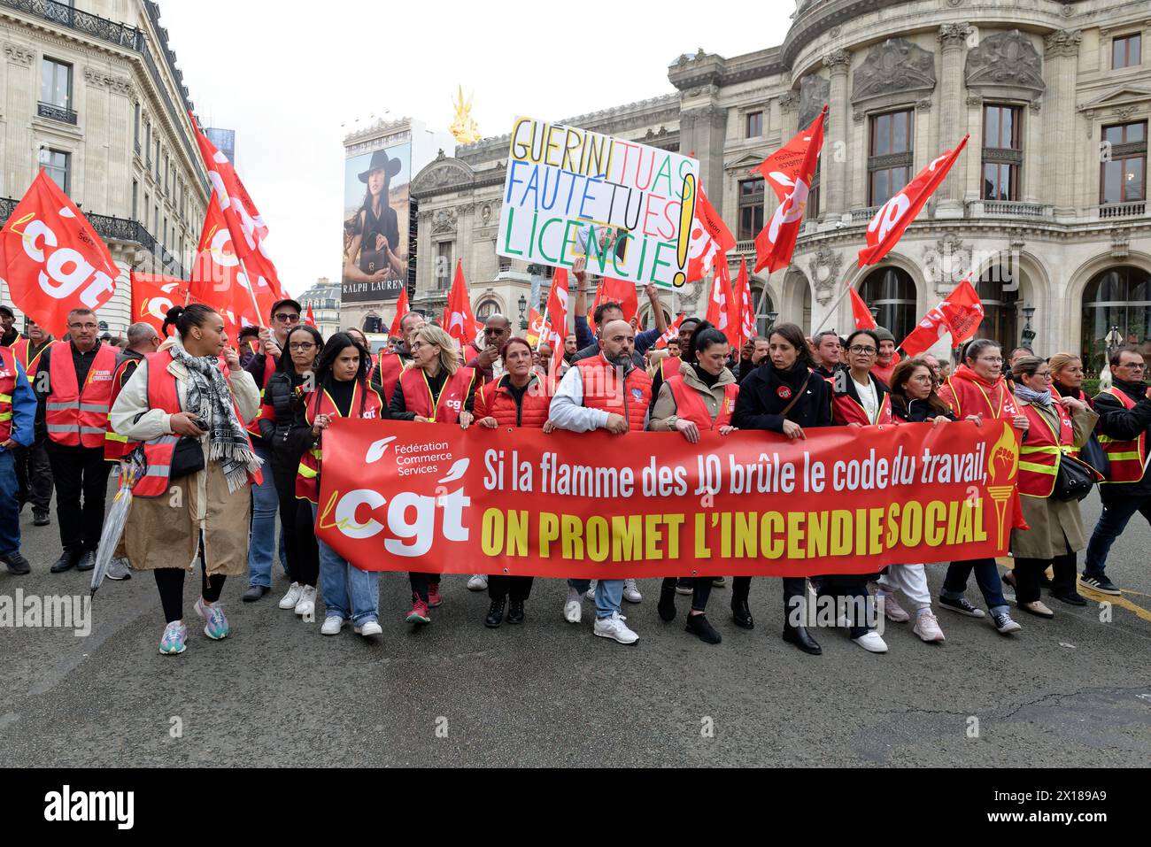 Les salariés du commerce défilent à Paris et promettent au ministre Guérini un incendie social s'ils n'obtiennent pas satisfaction lors des JO Stock Photo
