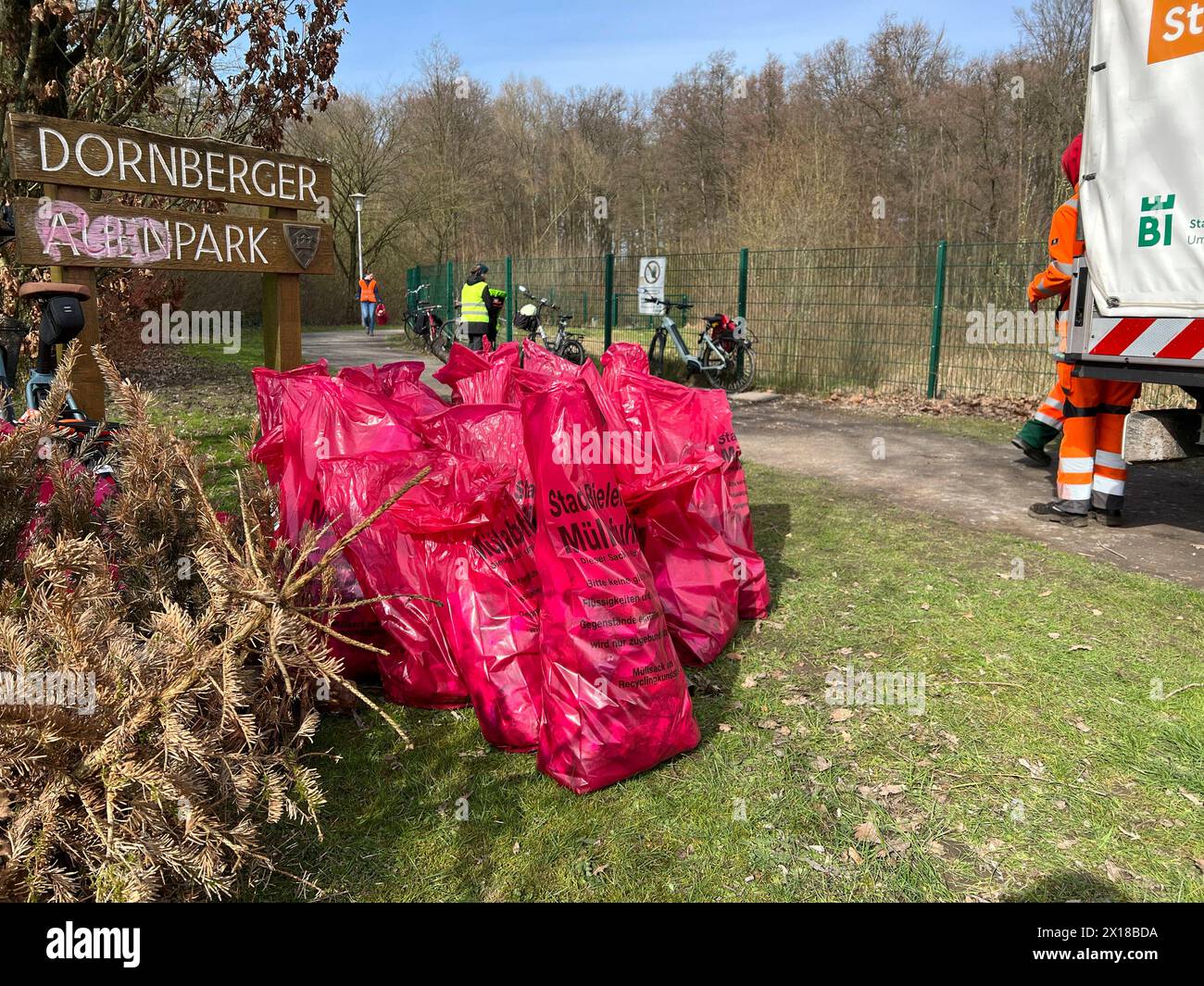 Cleanup Day Cleanup Day: Freiwillige haben Müll in Parks in Bielefeld gesammelt / Cleanup day in Bielefeld: volunteers collecting rubbish in parks, 2024-03-09 *** Cleanup Day Cleanup Day volunteers collected garbage in parks in Bielefeld Cleanup day in Bielefeld volunteers collecting rubbish in parks, 2024 03 09 Stock Photo