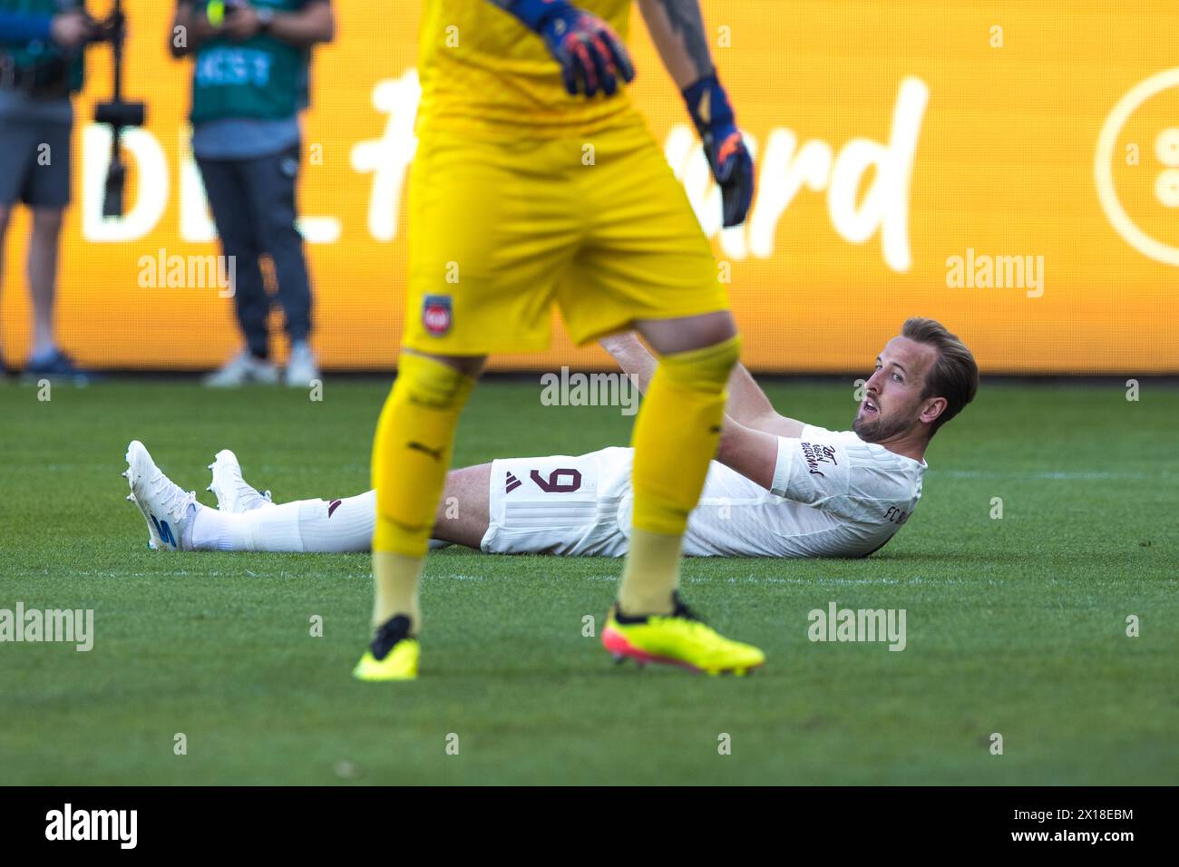 Football match, Harry KANE Bayern Munich on the ground after a missed action, partly in the foreground Kevin MUeLLER 1.FC Heidenheim, football Stock Photo