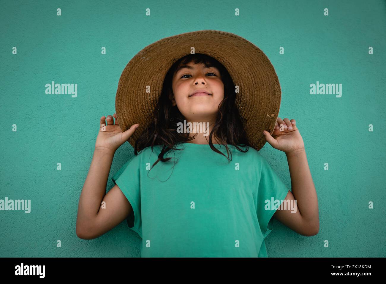 Girl in straw hat green hi-res stock photography and images - Alamy