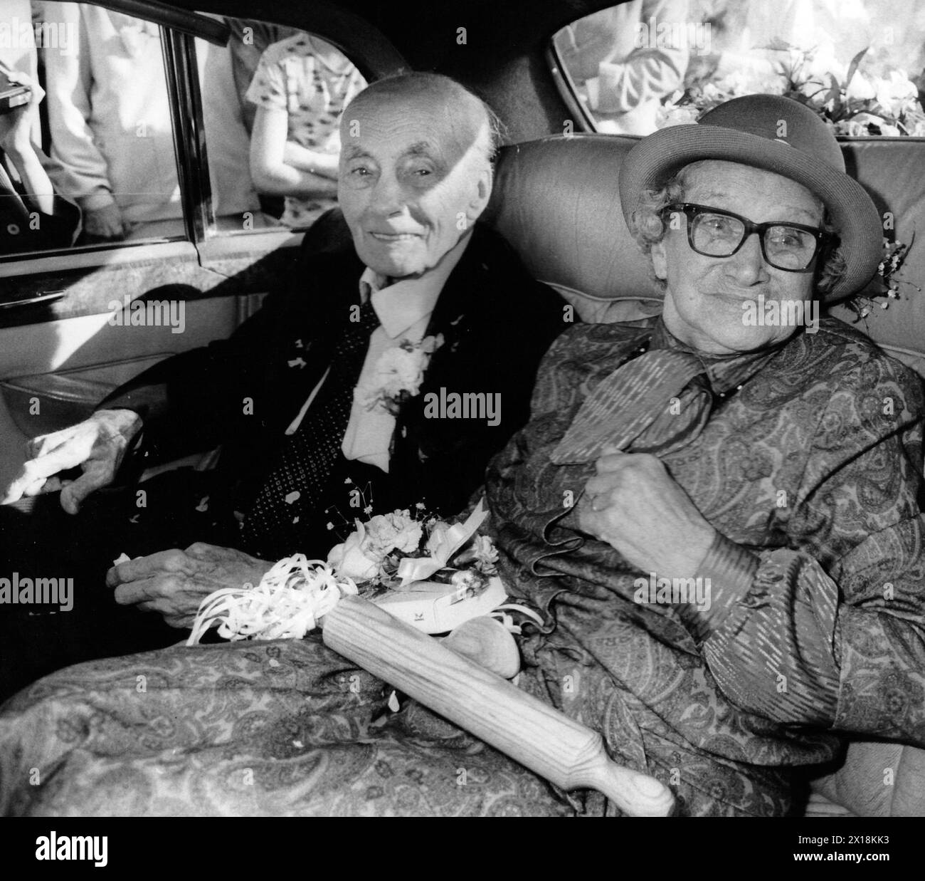 101 YEAR OLD ALFRED ARNOLD WITH HIS BRIDE 81 YEAR OLD JOYCE HARRIS AT THEIR WEDDING IN HENFIELD, WEST SUSSEX.  OCTOBER 1988 PIC MIKE WALKER 1988 Stock Photo