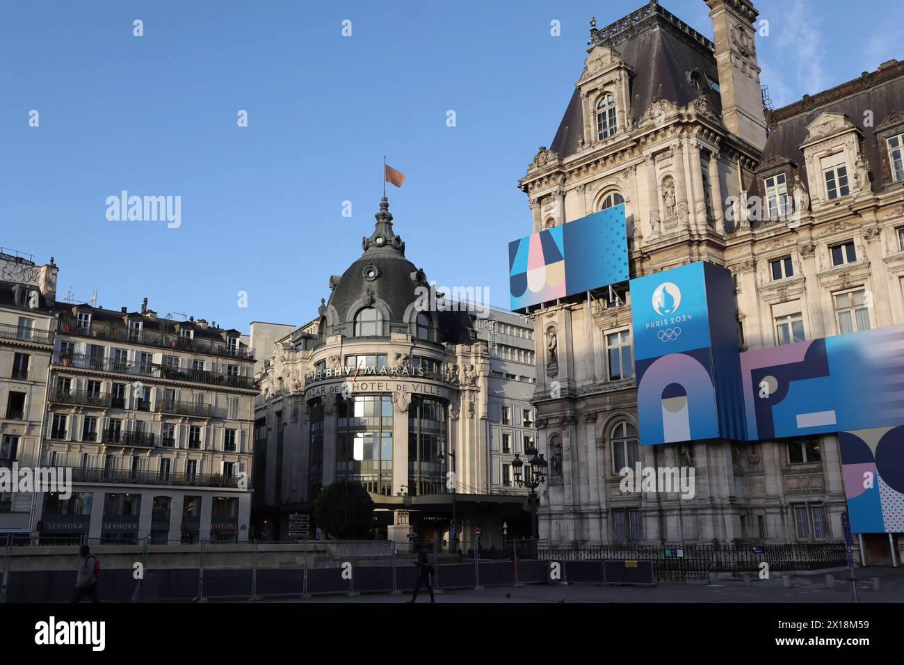 Paris, France. April 15 2024, Paris, France -Demonstration, smoke bombs, huge crowd, police in front of Ville Hote. Credit Ilona Barna, BIPHOTONEWS, Alamy Live News Stock Photo