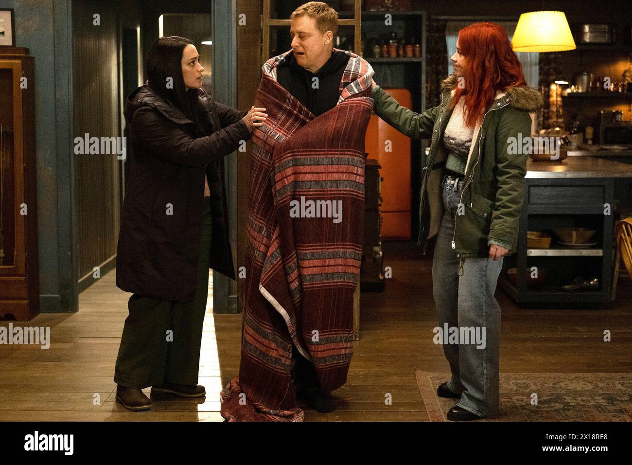 RESIDENT ALIEN, from left: Sara Tomko, Alan Tudyk, Alice Wetterlund