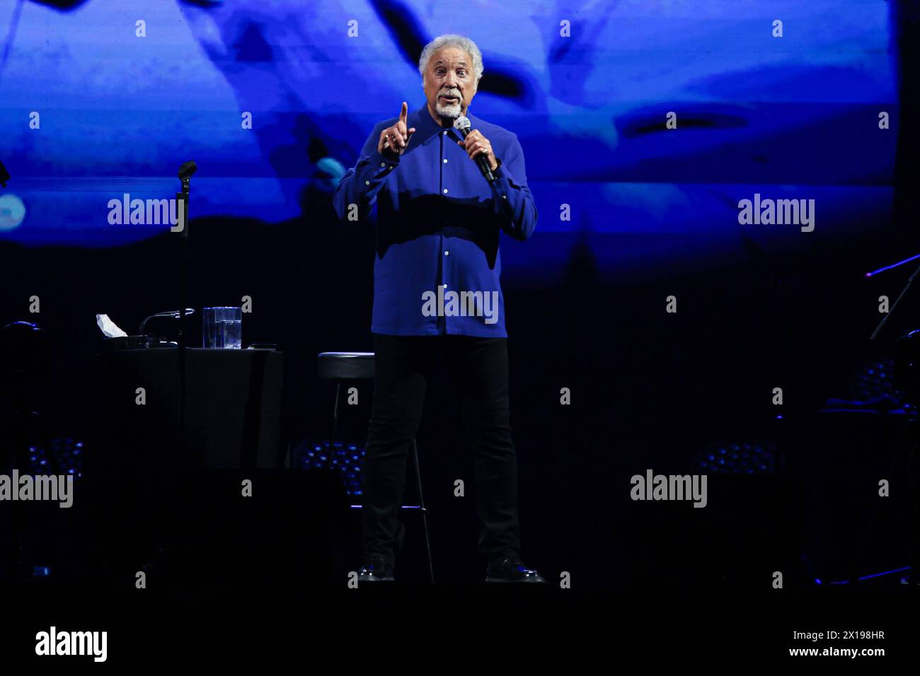 TOM JONES IN CONCERT Stock Photo - Alamy