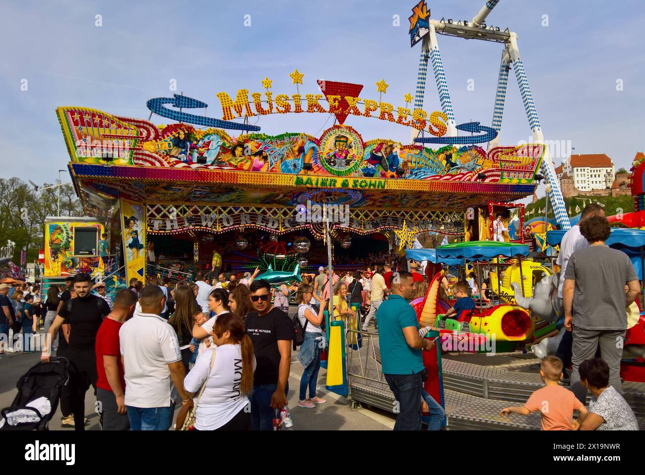 Der Musikexpress bzw Musik Express ist ein Fahrgeschäft bzw Karussell ...