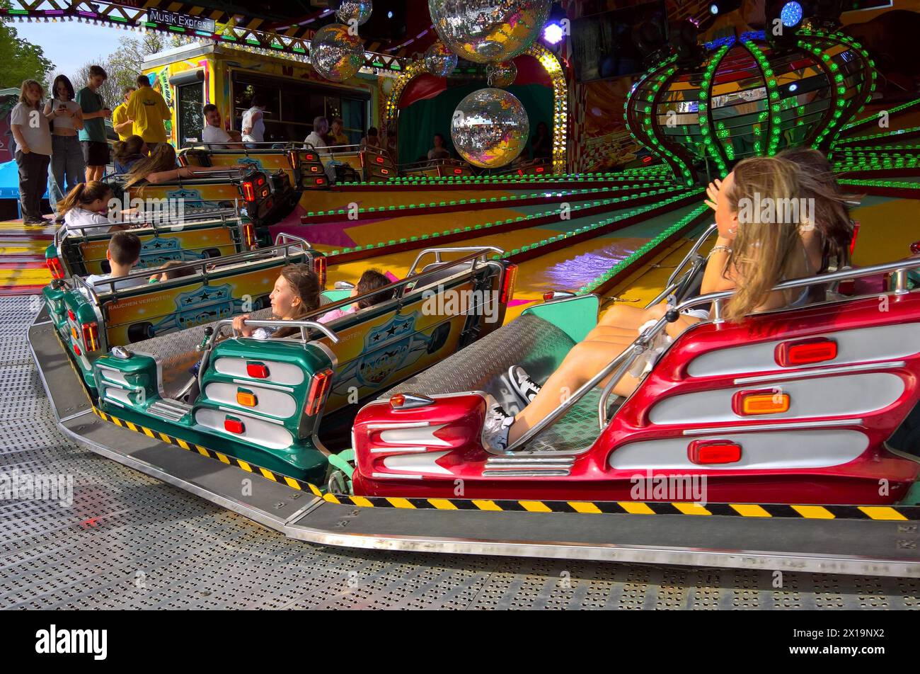 Der Musikexpress bzw Musik Express ist ein Fahrgeschäft bzw Karussell ...