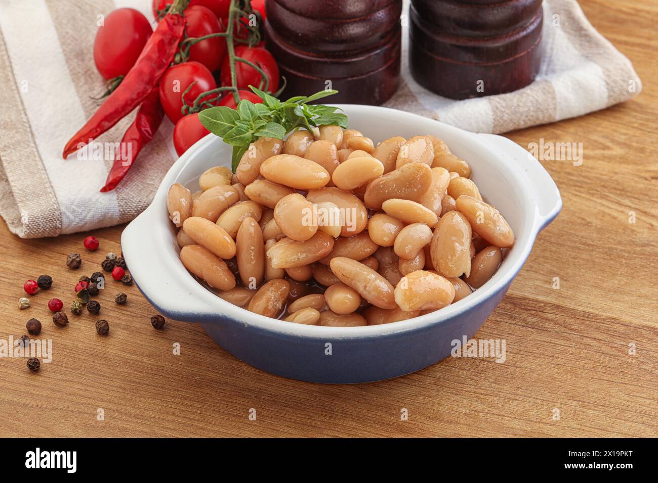 Whinte canned kidney beans in the bowl snack Stock Photo - Alamy