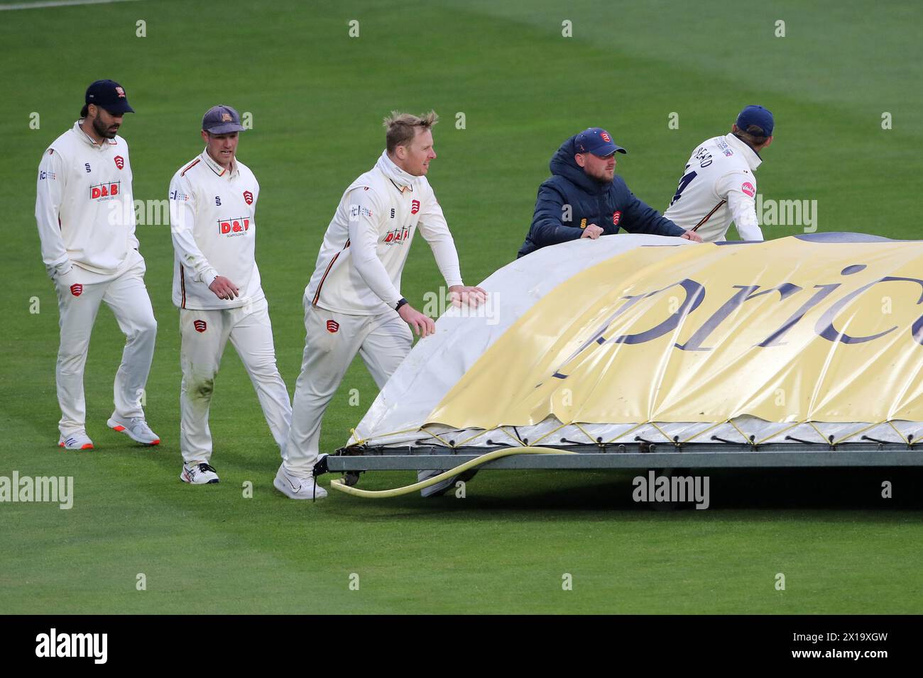 Essex players help to bring on the covers as heavy rain starts to fall during Essex CCC vs Kent CCC, Vitality County Championship Division 1 Cricket a Stock Photo