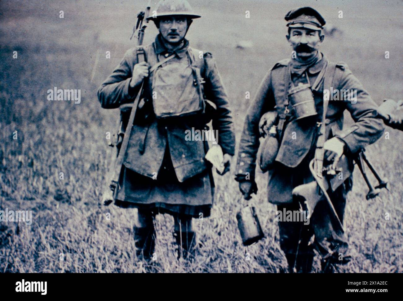 Scottish Highlander soldier takes a German prisoner in WW1, France 1916 Stock Photo