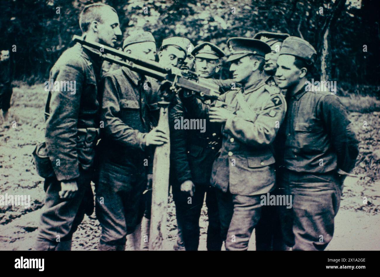 British soldier instructing American troops in the use of machine guns, WW1 1918 Stock Photo