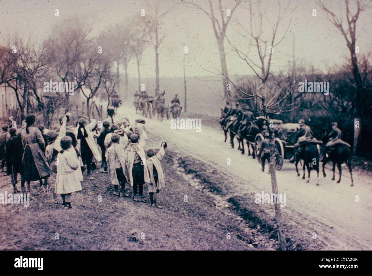 French children waving to American troops marching in Soulouse, France WW1 1918 Stock Photo