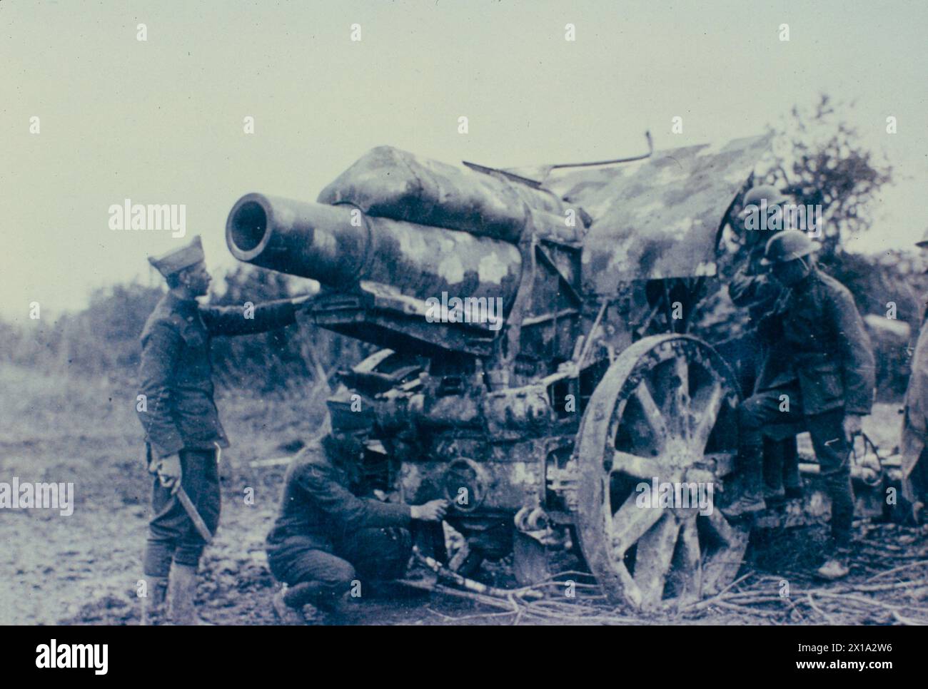 5' Austrian howitzer left by the retreating Germans to the American soldiers, WW1 1917 Stock Photo