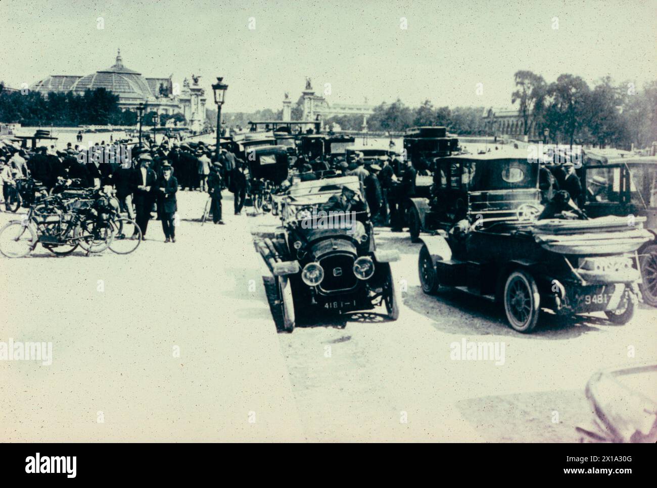 Automobiles requisitioned in Paris, France 1914 Stock Photo