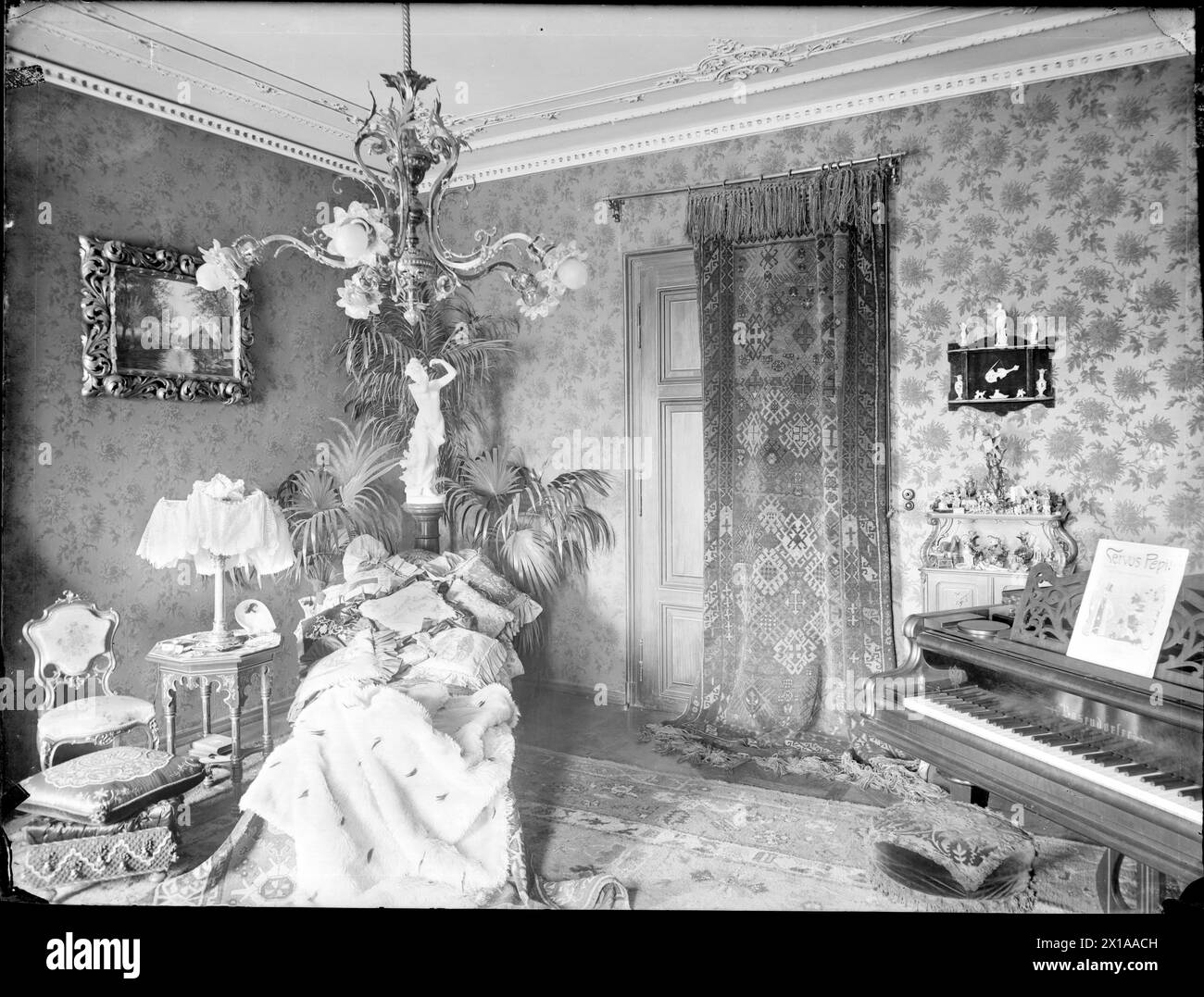 Living-room in the style of the Makart period, 1880 - 18800101 PD0442 - Rechteinfo: Rights Managed (RM) Stock Photo