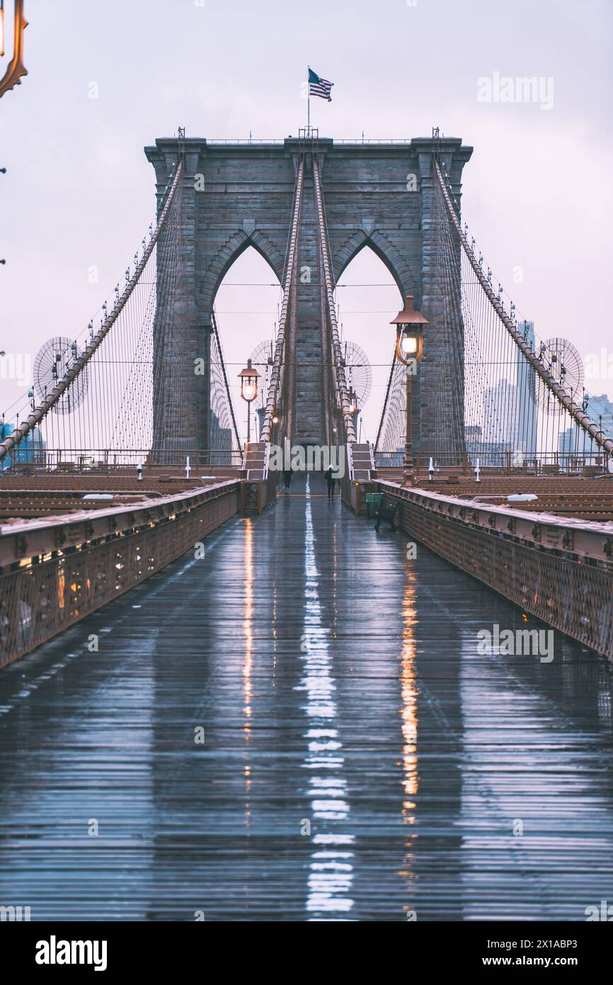 Rainy day brooklyn bridge hi-res stock photography and images - Alamy