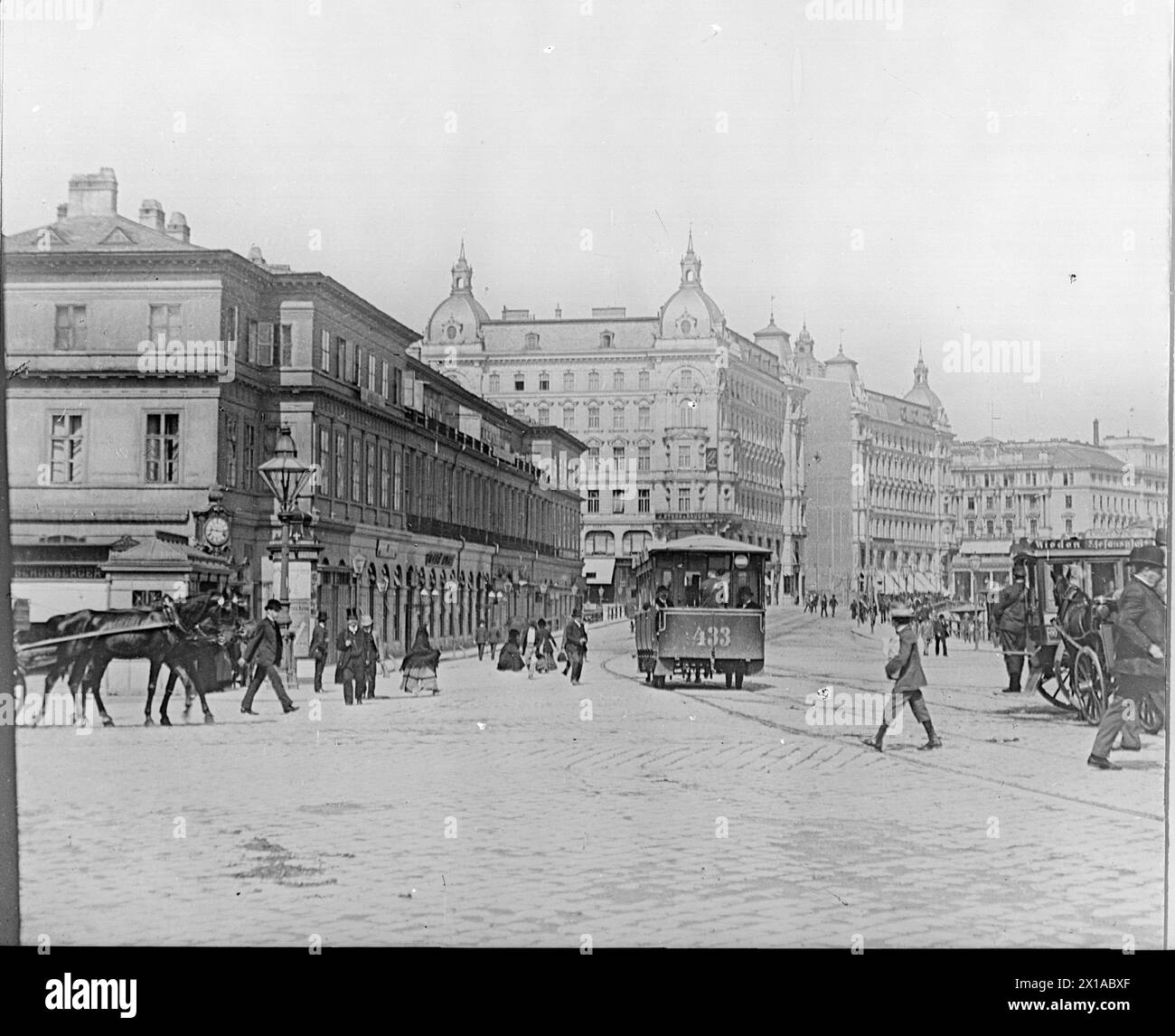 Vienna 1, Franz-Josefs-Kai (Franz Josef Quay), Mueller's building with 'Café Lyra' from the left towards the Rotenturmstrasse (Rotenturm Street), 1889 - 18890101 PD0202 - Rechteinfo: Rights Managed (RM) Stock Photo