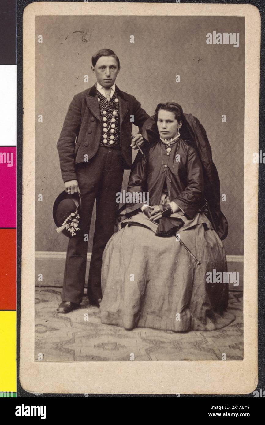 Upper Austrian pair in livery, photograph by Karl Posselt, reed. photo-optical study for chapter for chapter 'Volkskunde - Oberoesterreich', before 1889. compare Kronprinzenwerk '(The Austro-Hungarian monarchy in  word and picture, Vienna 1886-1902), Bd. 'Oberoesterreich und Salzburg', 1889, S 119ff. ', 1889 - 18890101 PD2121 - Rechteinfo: Rights Managed (RM) Stock Photo