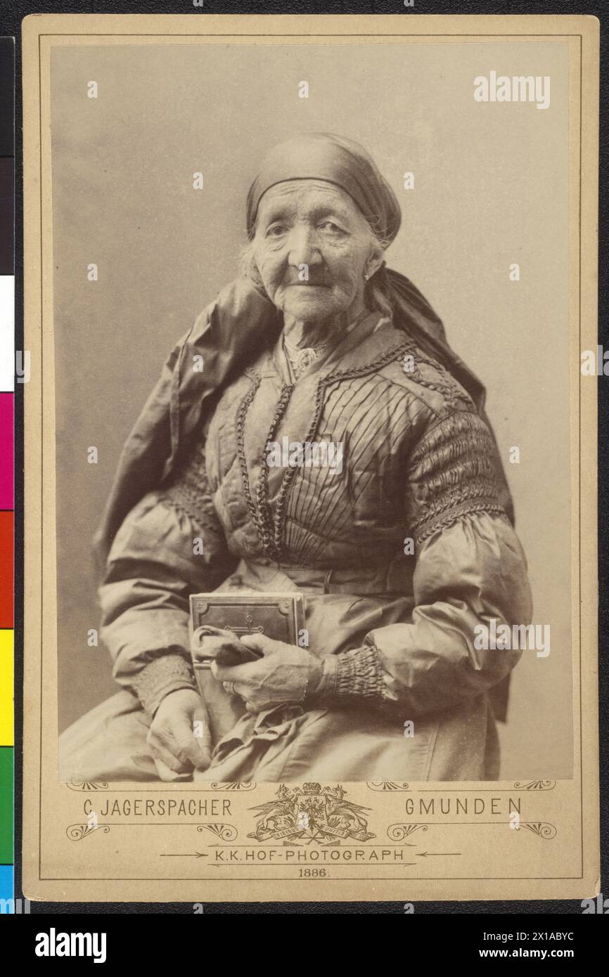 Old woman in livery - Upper Austrian, photograph by Carl Jagersbacher Gmunden. photo-optical study for chapter 'Volkskunde - Oberoesterreich', before 1889. compare Kronprinzenwerk '(The Austro-Hungarian monarchy in  word and picture, Vienna 1886-1902), Bd. 'Oberoesterreich und Salzburg', 1889, S 119ff. ', 1889 - 18890101 PD2137 - Rechteinfo: Rights Managed (RM) Stock Photo