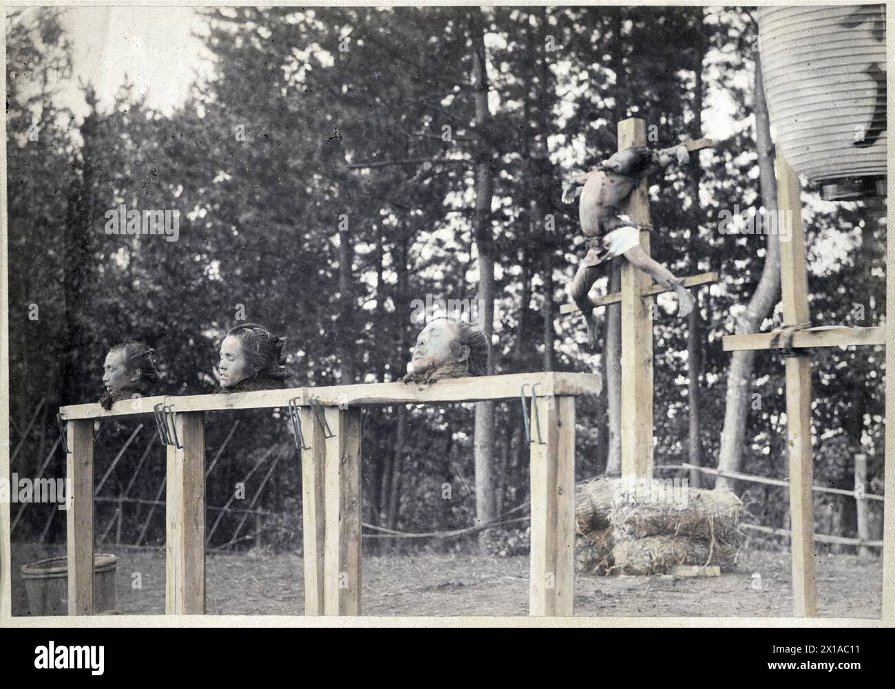 Execution in Japan, three chip head on wooden scaffoldings, behind it of a crucify offender dead at patriarchal cross ligate hanging. photographic something coloured, on package, 1890 - 18900101 PD1090 - Rechteinfo: Rights Managed (RM) Stock Photo