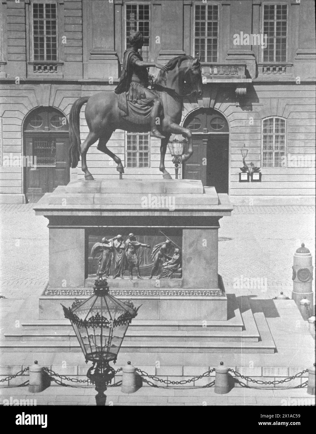 Vienna 1, Joseph's Square, monument emperor Joseph II von Franz Anton Zauner, side view frontal towards the frontside of the redoubt hall, Stockwerksaufnahme, 1890 - 18900101 PD1188 - Rechteinfo: Rights Managed (RM) Stock Photo