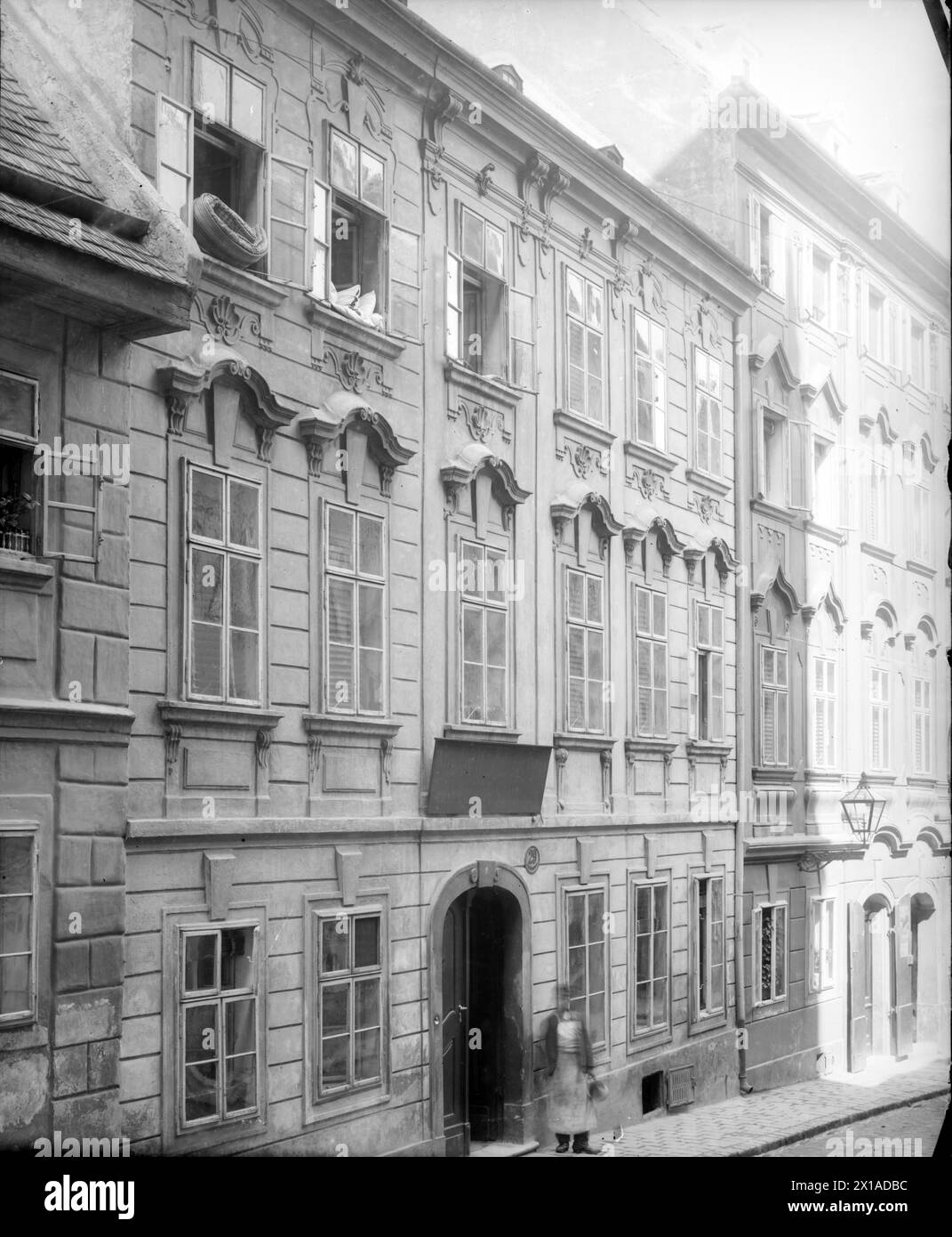Vienna 7, Spittelberggasse (Spittelberg Alley) 29, view diagonally across from the left towards the Zitterhofgasse. The (stills standing) house today Gardeg. 5, 1899 - 18990101 PD0500 - Rechteinfo: Rights Managed (RM) Stock Photo