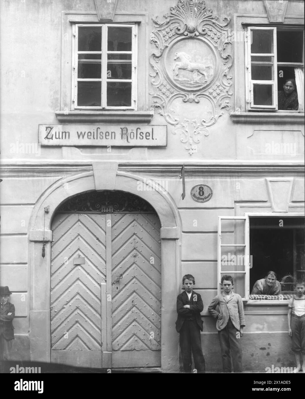 Vienna 7, Kirchberggasse (Kirchberg Alley) 8, 'Haus zum Weissen Roessl', portal view with relief, 1899 - 18990101 PD0629 - Rechteinfo: Rights Managed (RM) Stock Photo