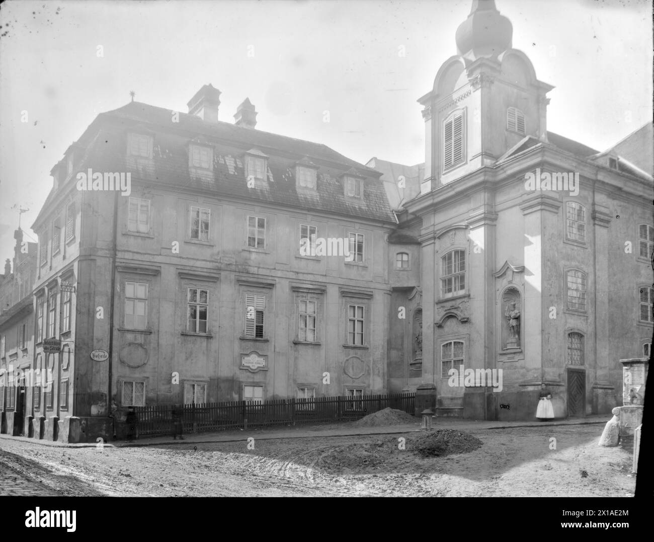 Vienna 19, Doeblinger main street 83, view across corner with front court front 26 and John V Pomuk-Kapelle (Pomuk Chapel) shortly before the modification, 1900 - 19000101 PD56278 - Rechteinfo: Rights Managed (RM) Stock Photo