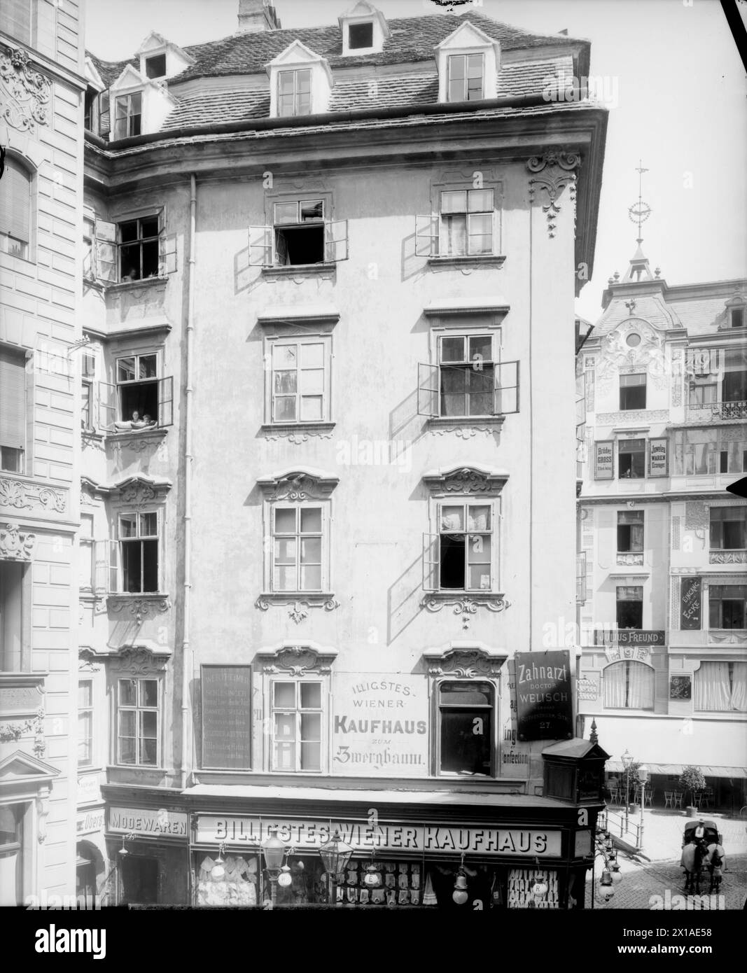 Vienna 1, Rotenturmstrasse (Rotenturm Street) 27, close up view frontal
